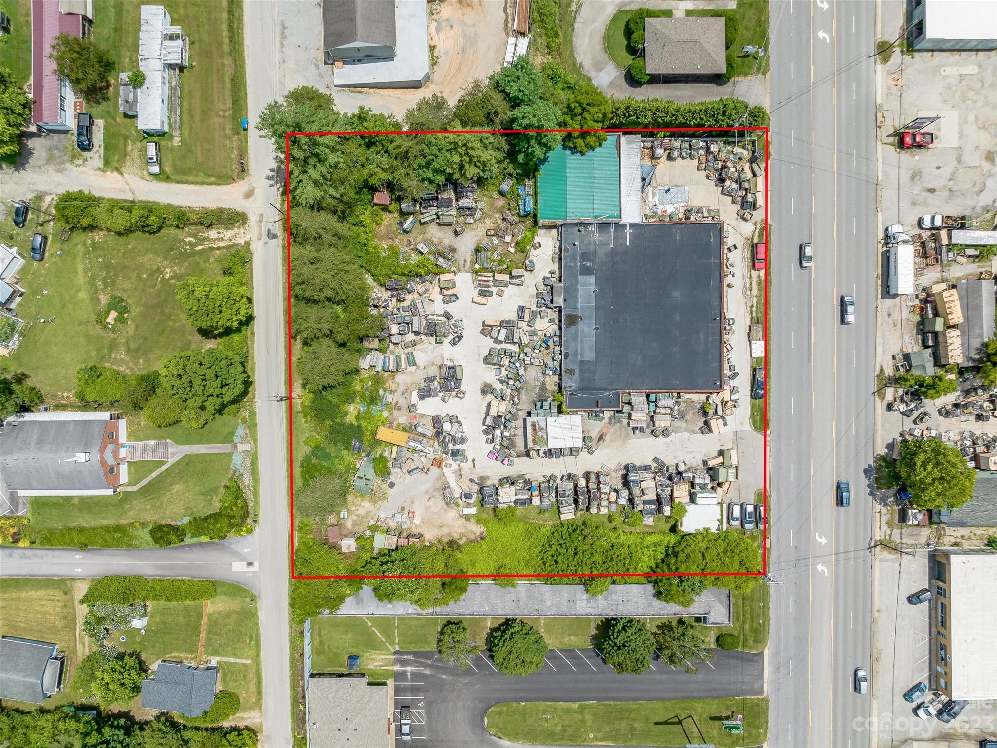 Main image without alt text