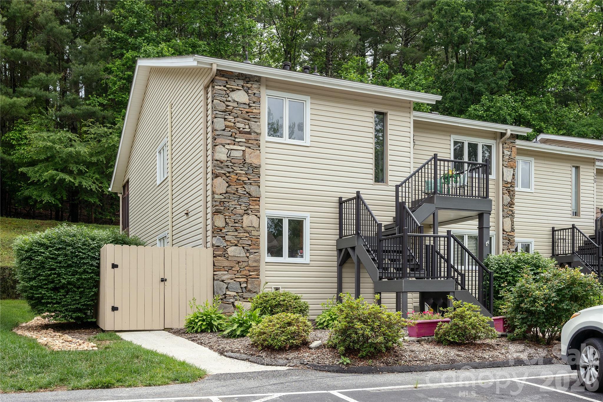 Photo 1 of 26 — 580 Britton Creek Drive, Hendersonville, NC 28791