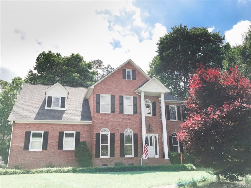 Gorgeous full brick home *Refinished* hardwood floors on main floor, crown moulding, recently remodeled custom kitchen; granite counter-tops, stainless steel appliances, soft close drawers & large pantry. Master has tray ceiling, crown moulding,WIC. Master bath recently redone; his & her sinks, granite counter-tops, double shower/tub & tile flooring. Huge bonus room; new laminate floors & freshly painted. Screened in porch; fresh paint, refinished floors, fans. Private well for sprinkler system.