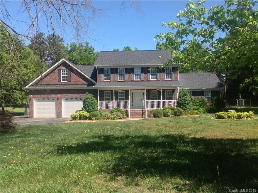 NO HOA READY TO MOVE IN Must-see new carpet, new hardwood flooring, Cozy kitchen with New Bosch appliances, New paint, NEW DECK, bonus room over attached two car garage DETACHED Great 24 x 30 garage and half OF BUILDING is heated and air with new carpet, separate entrance and windows for natural light.
Clover schools on 1 acre, Clover Schools