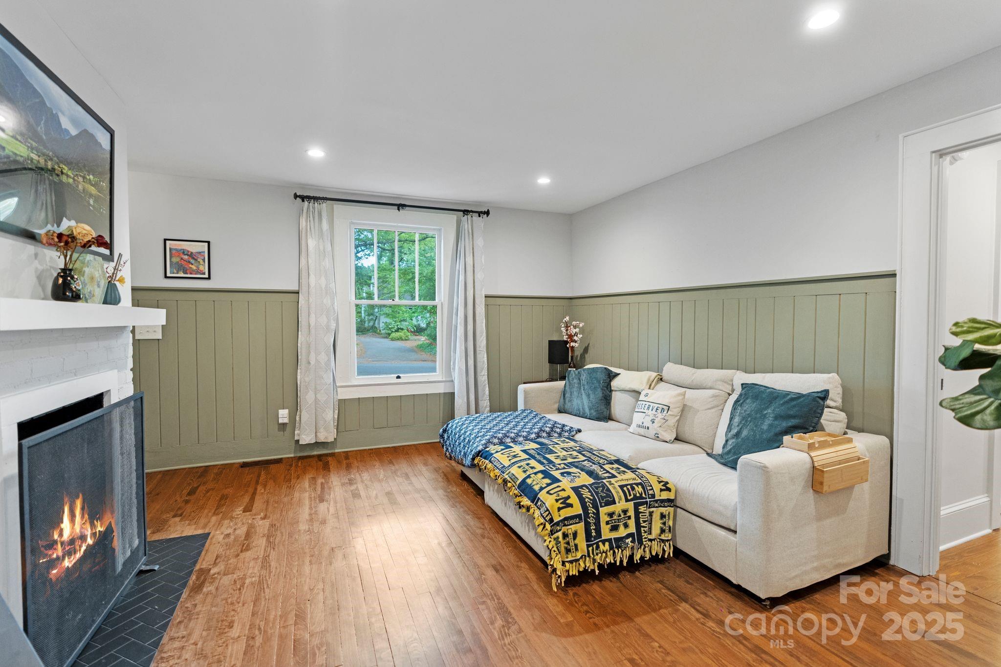 1933 Thurmond Place