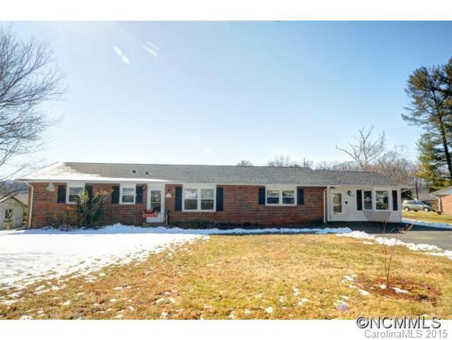 Move-in ready duplex on 1 level! Main unit is 1409sf with 3 bdrms,2 updated baths, oak floors in many areas, updated kitchen with granite countertops, laundry, liv.room, fam.room, gas furnace/central air. Attached 1 bedroom apartment is 973sf with sep.entrance, lg.liv.room, bonus rm, kitchen and dining area, laundry, separate heat pump/ac. 2 Elec meters, shared well and septic. Level yard, ample parking. $500 seller credit to buyer included