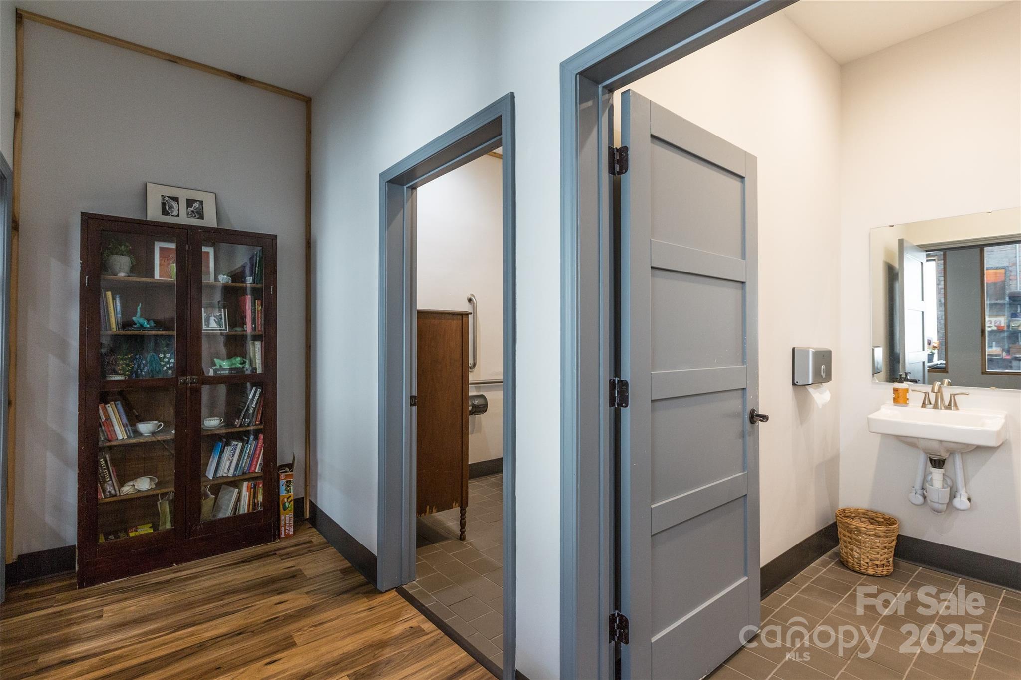 132 W Court Street W