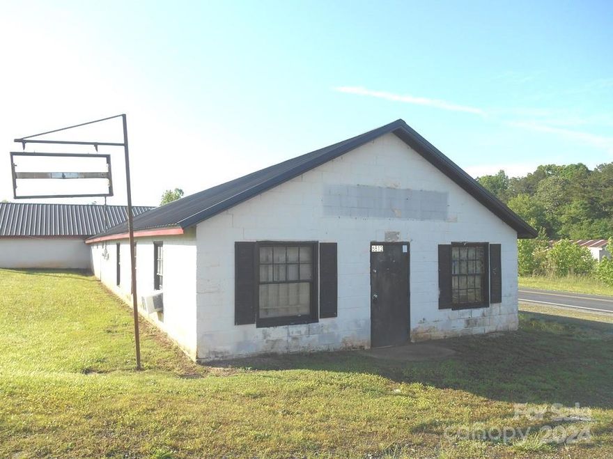 Business/Warehouse with 3 garage doors on the side in Western Lincoln County.