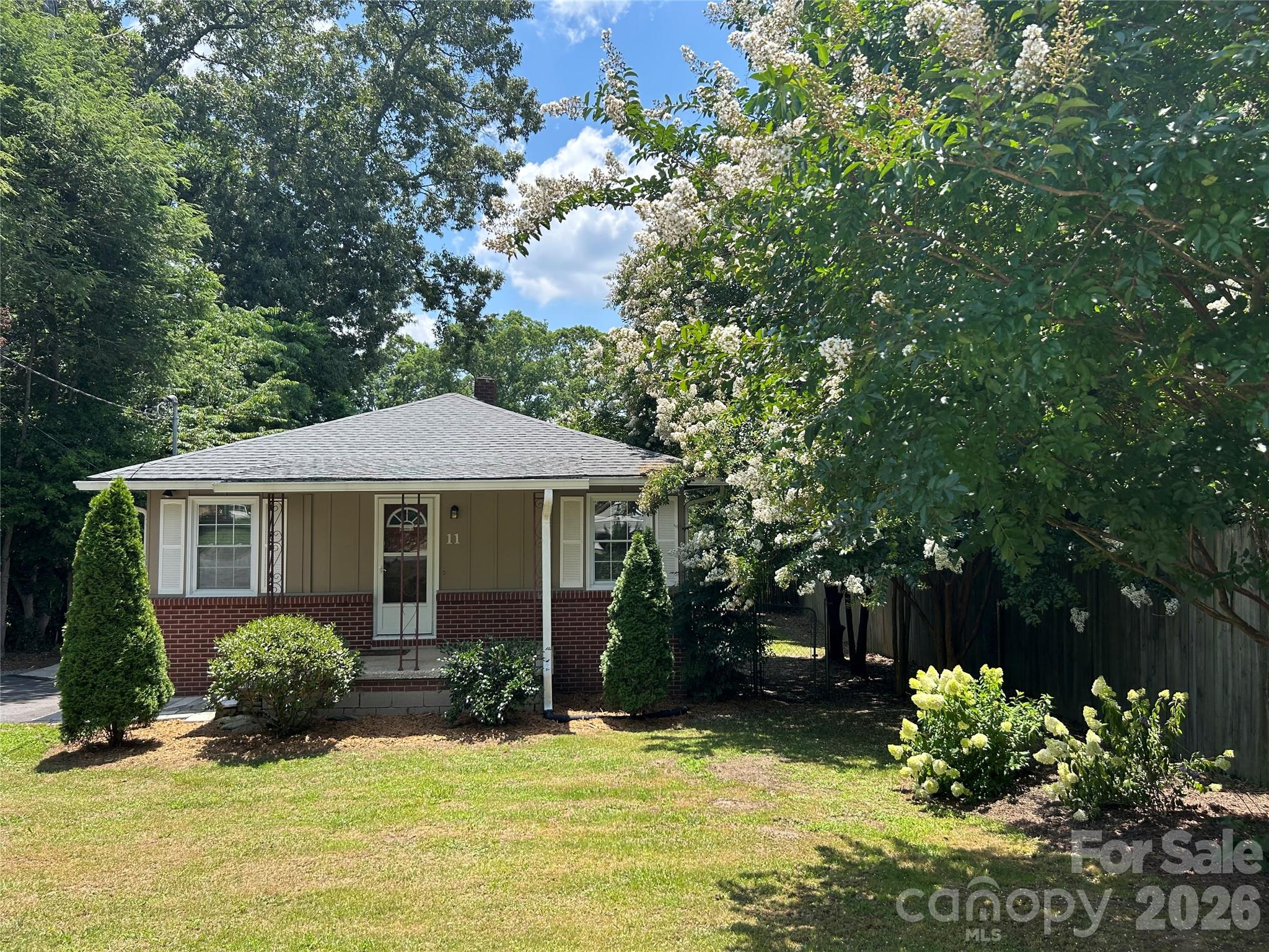 Photo 1 of 31 — 11 Mountain Road, Hendersonville, NC 28791