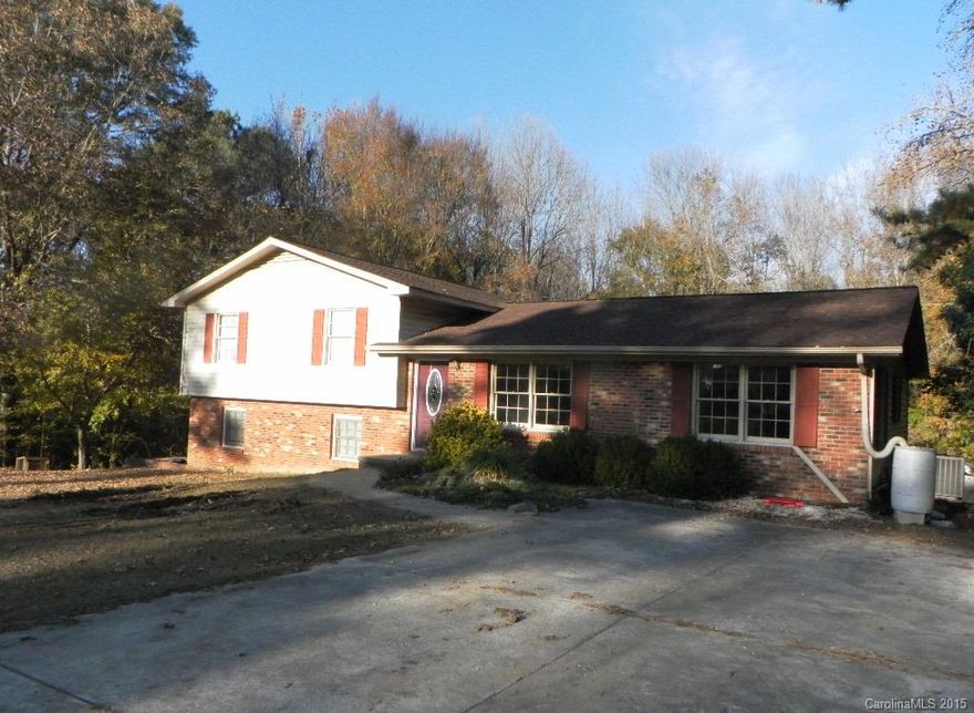 Awesome tri-level home located on an oversized lot, formal dining and living rooms with 3 BR & 2 BA. FIREPLACE outside workshop Priced to sell! Don't miss this PROPPORTUNITY!!