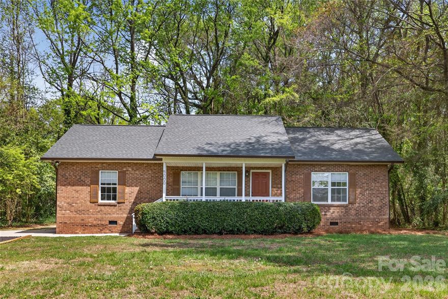 Beautifully renovated 3BR/2BA in Charlotte - just move in and enjoy! This turnkey home features brand-new flooring throughout, a fully updated kitchen with new appliances, and two refreshed bathrooms with modern finishes. Everything has been done for you - no projects, no hassle. Conveniently located with easy access to uptown and major commuter routes. Schedule your showing today!