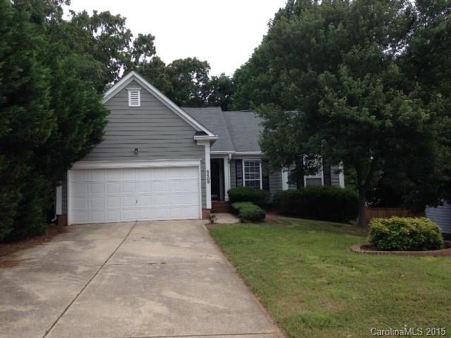 Quaint 1 Story home with a fenced in yard. Southminster has vaulted ceilings in the living room, stainless steel appliances with granite countertops in the kitchen, a fireplace in the den and inviting private back yard.