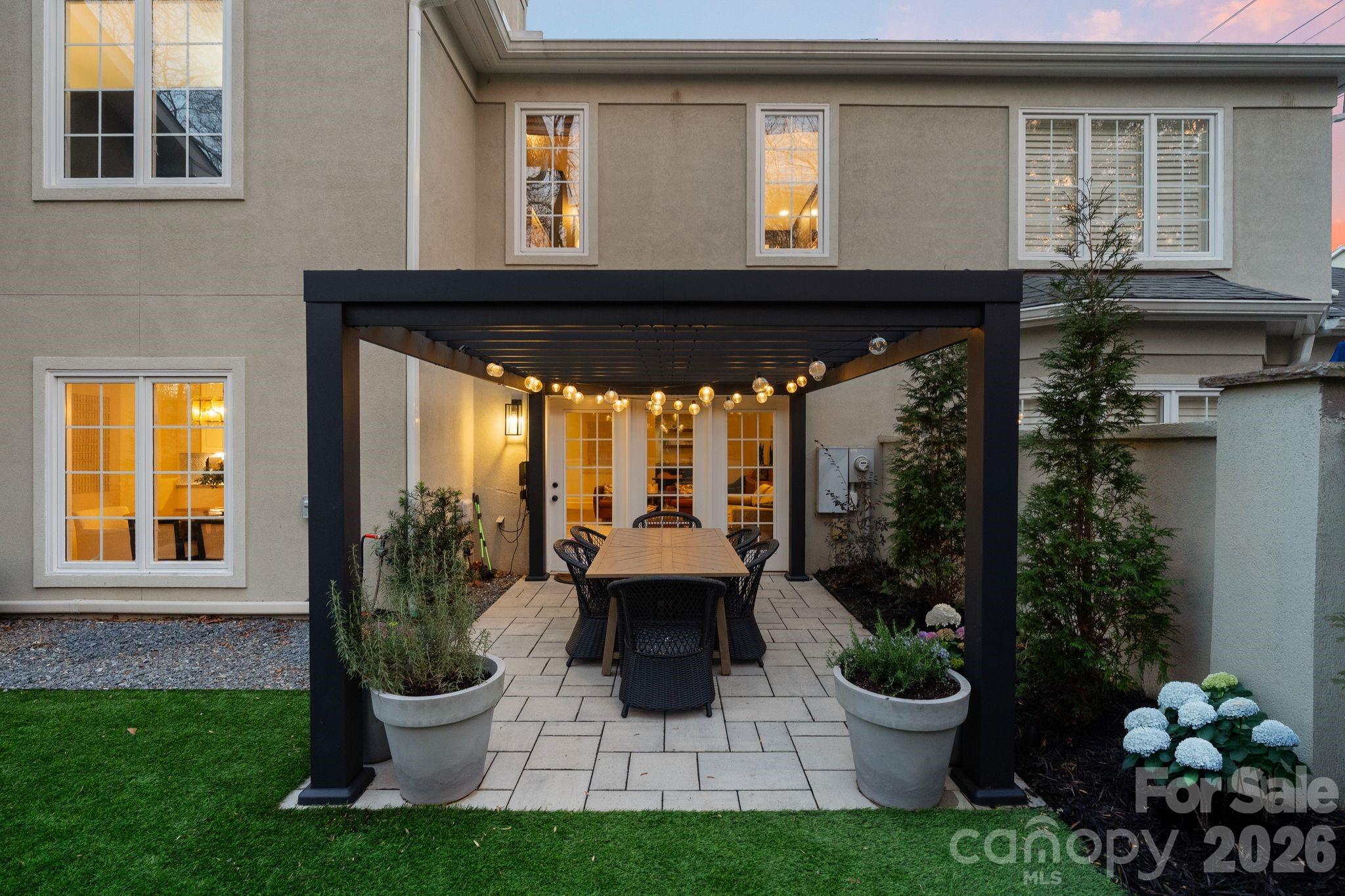 Royal Crest - Residential