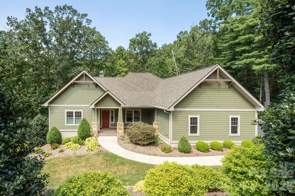 8 MANORWOOD CT, FLAT ROCK, NC 28731 - Image d7b43baa2e4071bca472414339a5d8d2/479096818