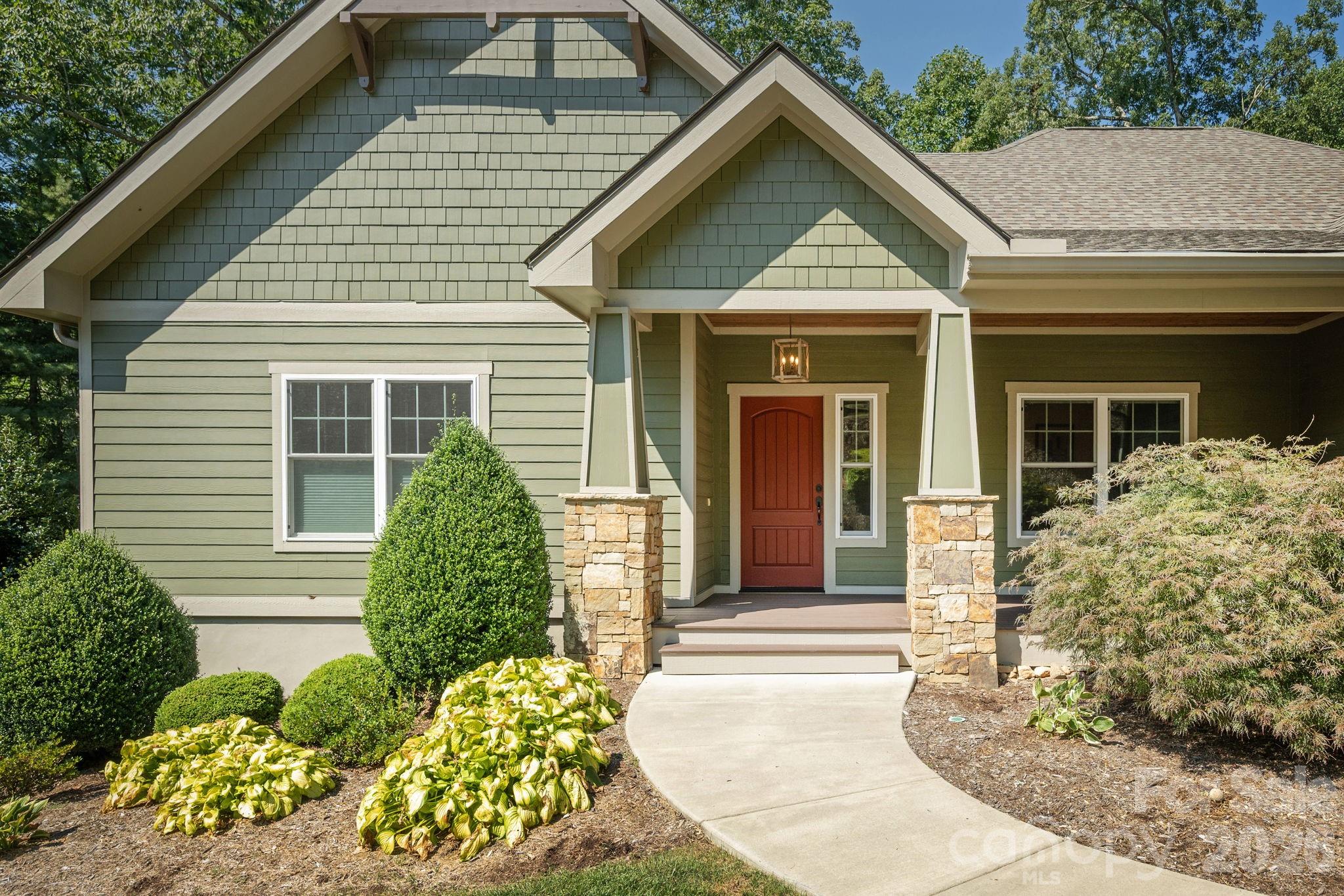 8 MANORWOOD Court