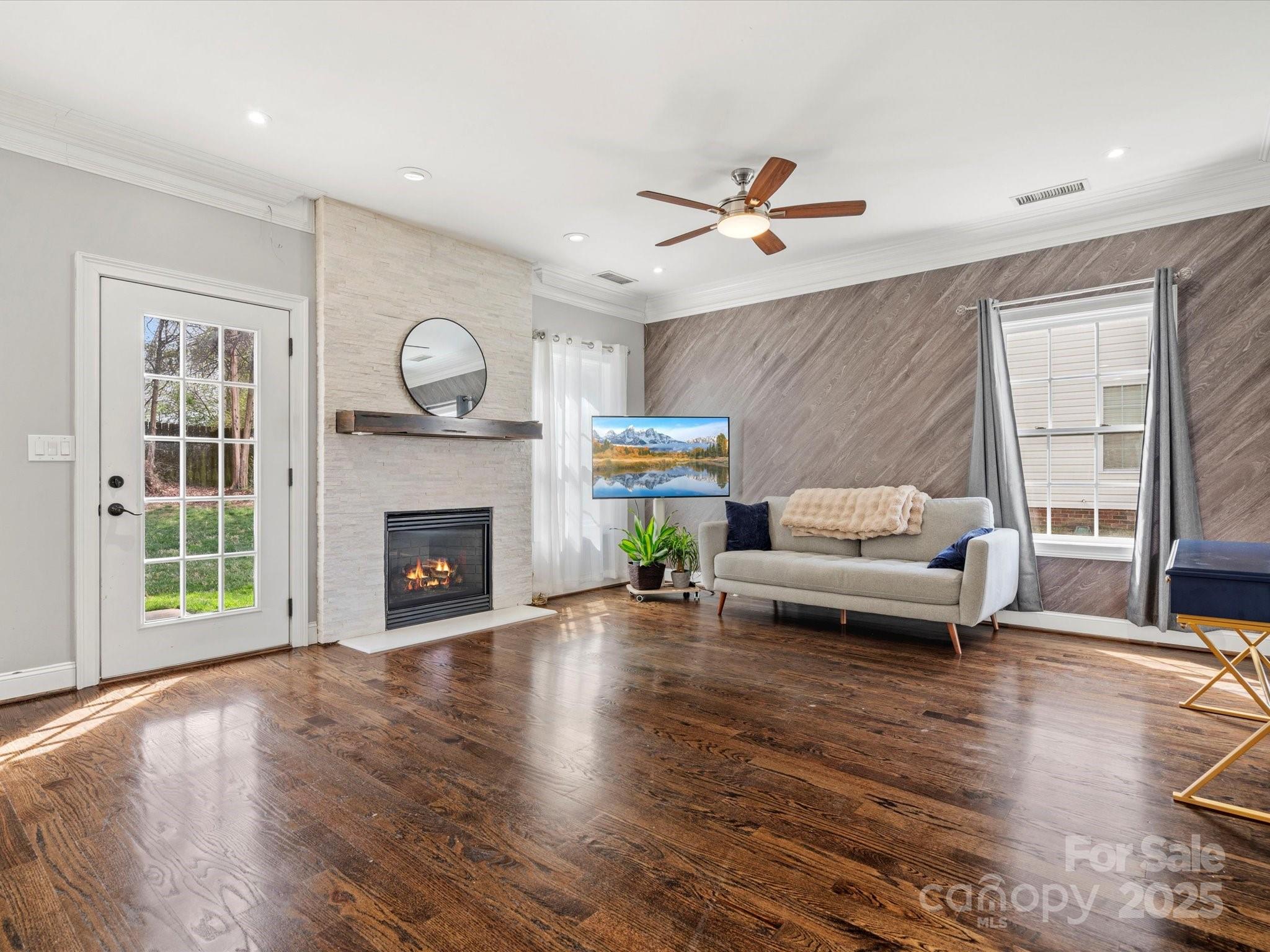 2100 Bluebonnet Lane