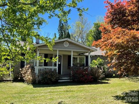 Photo of 1610 Willow Road, Hendersonville, NC 28739 (MLS # 4370439)