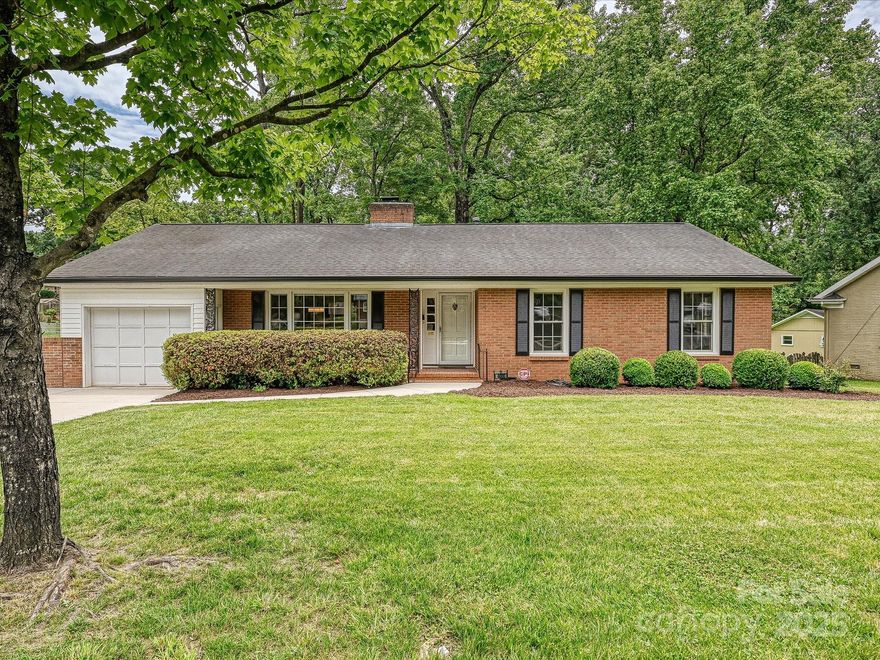 Very attractive, renovated, 4 bedroom, brick ranch with garage near SouthPark. Open kitchen and den area with lots of natural light. The lovely, spacious, screened porch and adjoining deck are a very pleasant addition to the living space. The 4th bedroom is ideal for an office. Shows well. Renovated kitchen and baths. Updated, recessed lighting, light fixtures and ceiling fans. Refinished hardwood floors. New electrical box in 2017, new commercial grade water heater in 2021, new HVAC, ductwork and vapor barrier in 2022 and new deck and gutters in 2024. The attractive updates, office, garage, screened porch, and popular Beverly Woods neighborhood are a great combination. You will enjoy and appreciate this lovely, well kept home.