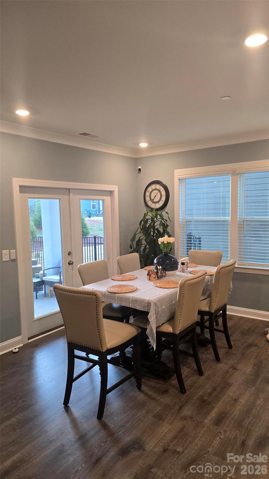 652 Carryduff Street NW