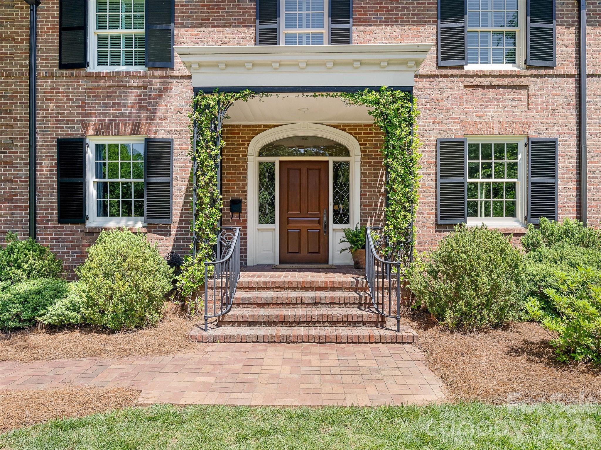 714 Edgehill Road N