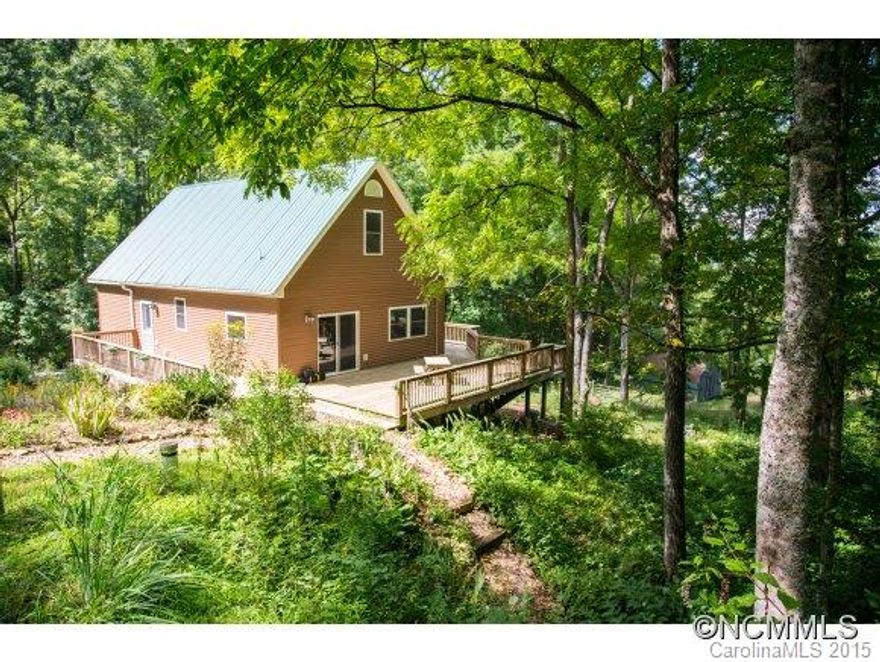 Gorgeous 2600ft mtn cottage. No light pollution, no sound, just the whispering of a breeze. Two creeks. MBR w ensuite BA, guest BR, roomy loft. Green focused, Eco-Blocks - ICF construction wth 12 â 14 inch thick walls. Floors the color of honey, Radiant floor heating, built-ins, all-day sun, lots of artistâs touches.  Kitchen wth SS appliances, granite counters. Complete solitude. Views of blue mountains. 3300ft elevation.30 mins to AVL.
