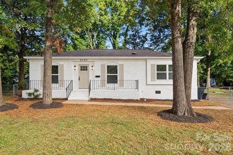 Photo of 5707 Kallam Court, Charlotte, NC 28215 (MLS # 4433418)