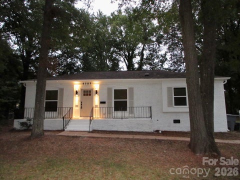 Photo of 5707 Kallam Court, Charlotte, NC 28215 (MLS # 4433418)