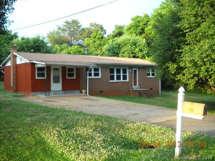 2br/2ba home located in SW Statesville. Property would make a good investment rental with some work.
Partial brick exterior home on lot at end of street. Close to work and interstate access. Property is Fannie Mae owned. Call agent for offer requirements