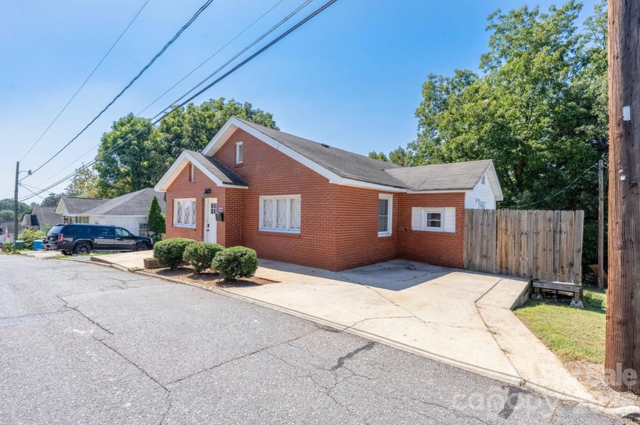 387 Woodlawn Street