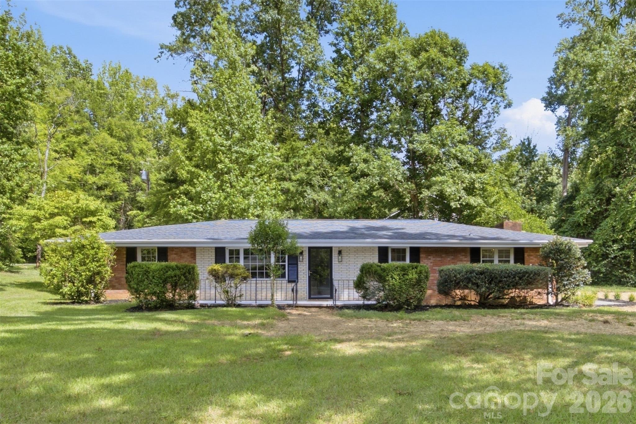 8223 Knollwood Circle