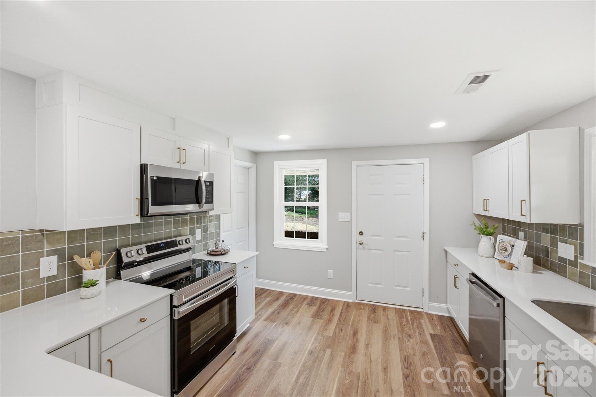 8223 Knollwood Circle