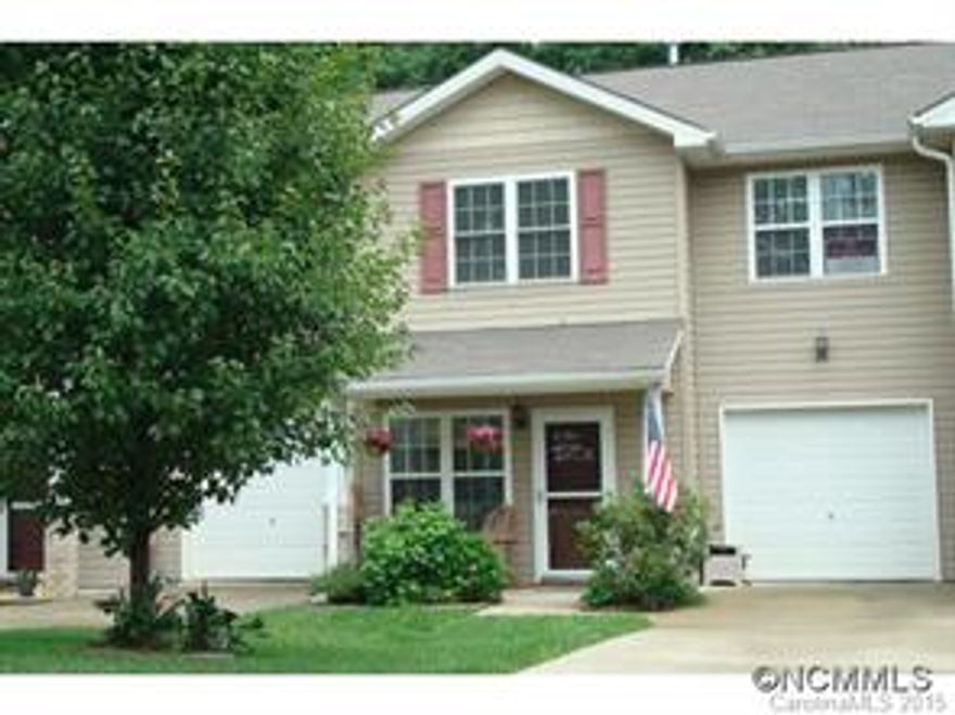 Beautifully maintained 3BR/2.5BA townhouse convenient to shopping, downtown and the interstate. Eat-in kitchen, upgraded cabinets, pretty gas fireplace and great his and hers closets.