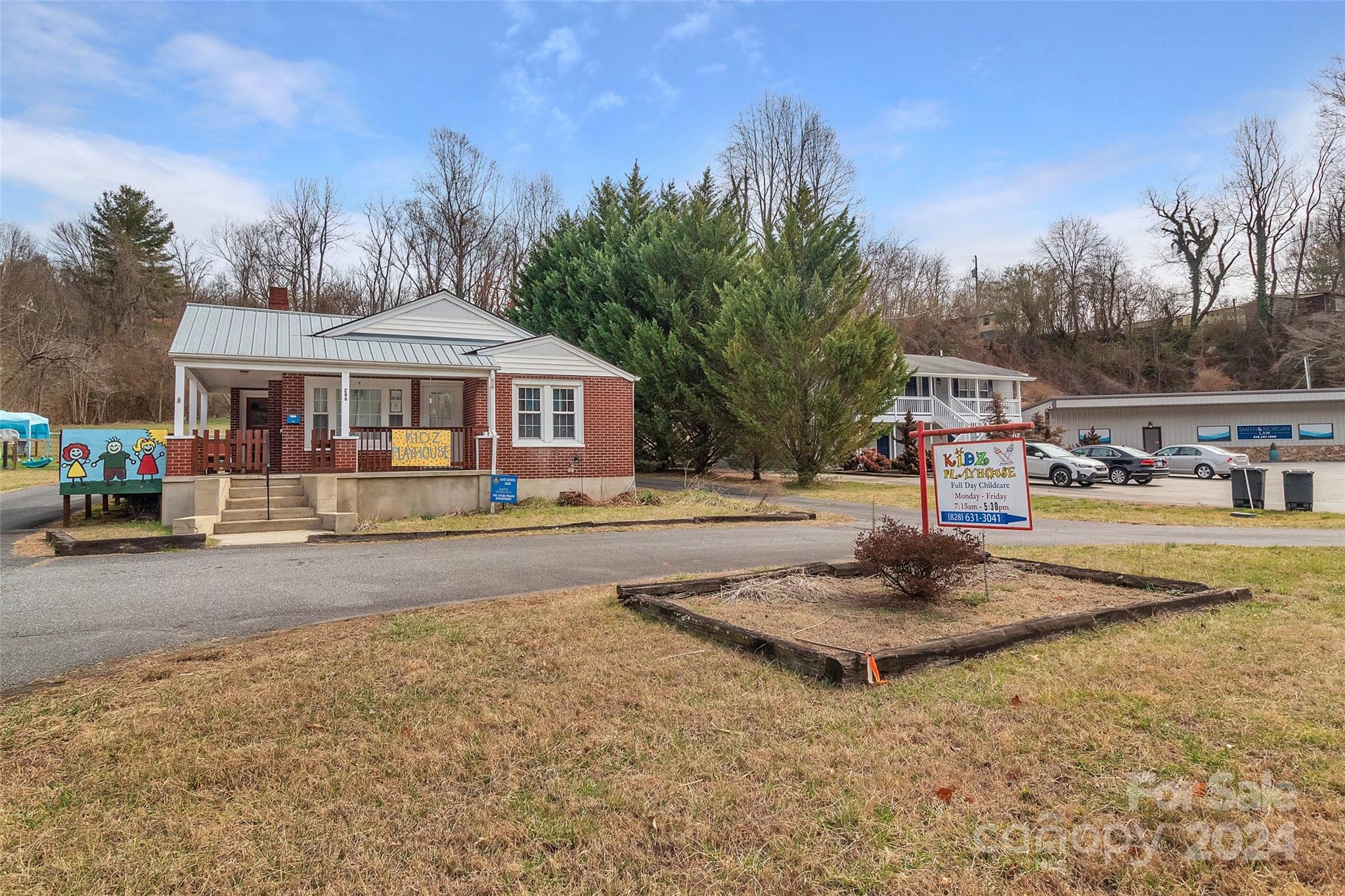 Main image without alt text