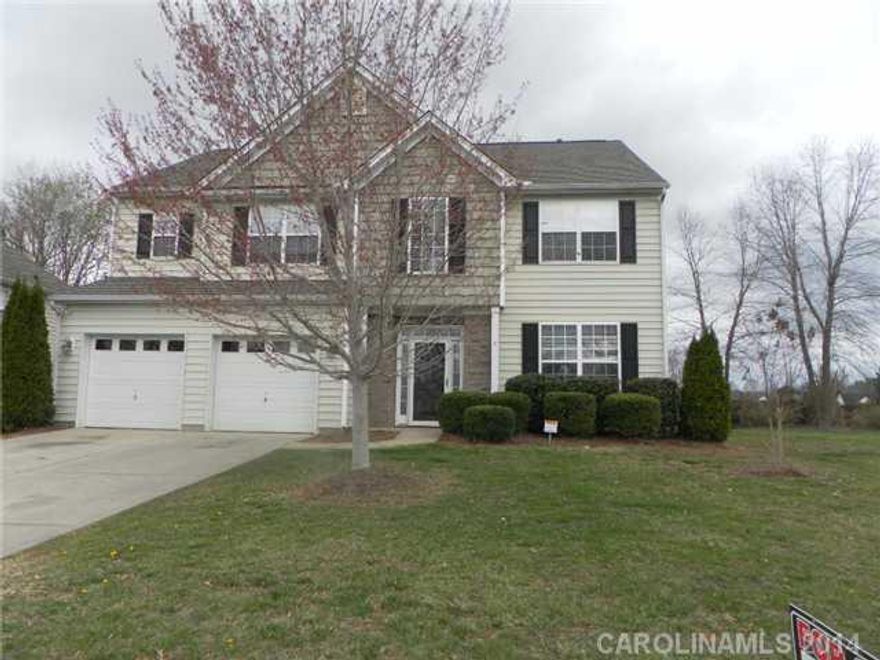 Beautiful open floor plan ideal for the home buyer. Hardwoods in the Foyer, Dining, Master Suite and Loft. This home is ready to move in and call it your own  home. Rear Patio with Arbor and Privacy Fence surrounding Backyard creates a wonderful place to play or retreat! Corner lot and large common area  makes this a must see home.