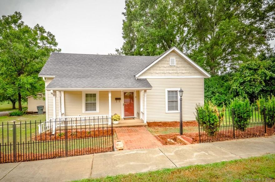 Beautifully updated 2 Bedroom, 1 Bath home in York, SC. Close proximity to downtown York, restaurants, library, and movie theater. New roof and flooring in 2015. Updated kitchen with electric double oven and dishwasher. Ceiling fans in all living areas. Bathroom features Cast Iron Claw Foot Tub. Home sits on .50 acres and surrounded by mature trees for privacy. Spacious back deck overlooking the back yard, fire pit and large dog kennel. Move in ready home in excellent location.