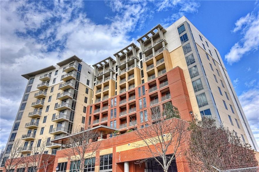 Rare, Corner Unit with Spectacular Views of Uptown Charlotte from the 7th Floor. Wall of windows in Living area leads to private, covered Terrace. Hardwood flrs throughout & Tile in both baths. Kit features granite, custom cabinets, tile backsplash & Gas range. Mstr Bdrm w/hrdwd, walk-in closet, soaking tub & glass enclosed shower. Building amenities incl Pool, Outdoor Kitchen, Concierge, Fitness & Lounge. Royal Court is located outside of Uptown in the Dilworth neighborhood -walk to Light Rail!