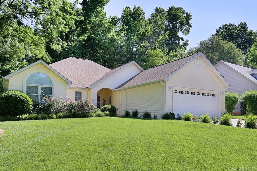 Outstanding ranch style home in Fort Mill.  All the bells and whistles to include granite, laminate floors, and split bedroom plan.  Lush landscaping and fenced in yard with irrigation!  The best part is a 4 car garage!