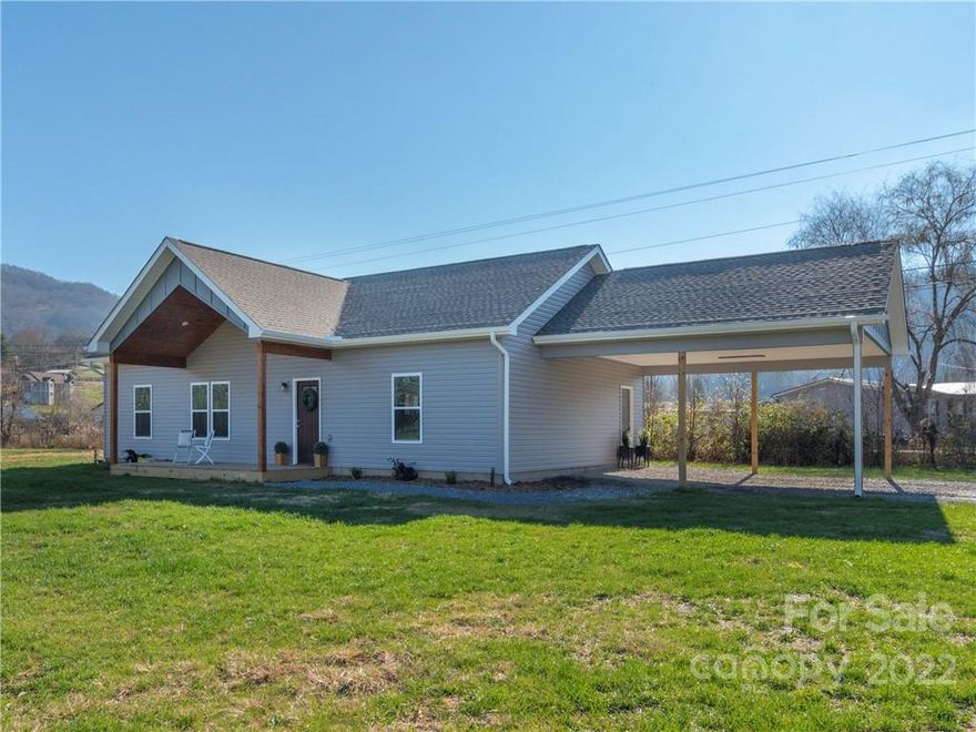 Brand New Construction. One level living, split floor plan with bright & open living area in between. Spacious primary suite with HUGE walk in closet & beautiful bath. Guest bedroom, Office/Bonus Room and Hall bath. The back yard would be the perfect place for a BBQ grill, with direct kitchen access through the back door. White cabinetry, $3,000 appliance allowance. Functional utility/laundry room that leads out to the attached double carport. Custom craftsmanship, 2X6 walls, interior walls insulated for sound barrier, Smart core luxury vinyl flooring throughout. Covered front porch, attached double carport, 0.62 acre level lot, mountain view, and conveniently located just off Jonathan Creek.