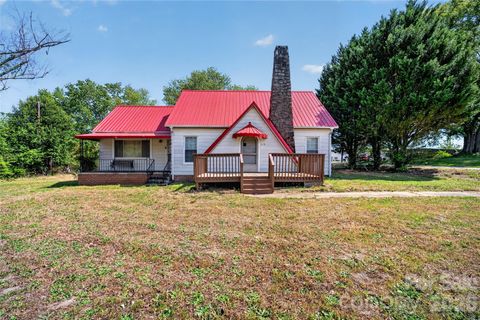 Photo of 3833 1st Avenue SW, Hickory, NC 28602 (MLS # 4373369)
