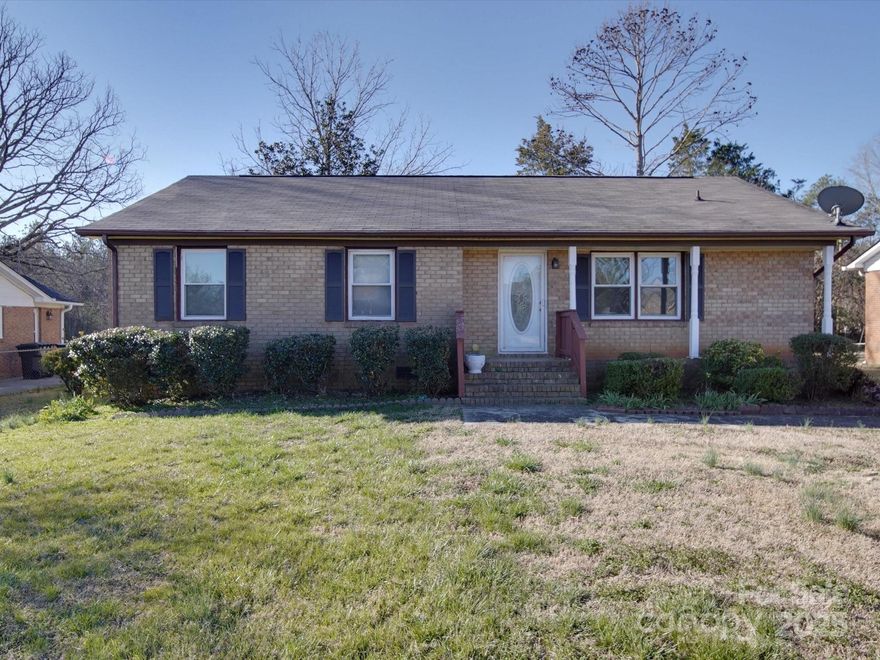 Attention Investors or buyers looking to add some touches. Check out this home ready for your updates or can be used as an investment property. New roof installed 2024! Easy access to downtown Rock Hill!! Close proximity to I-77 and shopping. This won't last long. Come see this property today!