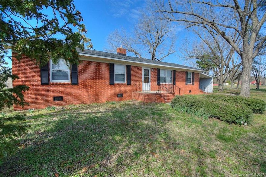 4 bedroom/1.5 bath full brick ranch home on 1.43 acres of land in Union County! Serene country surroundings and breathtaking farmland views. Excellent potential for updates. Attached carport.