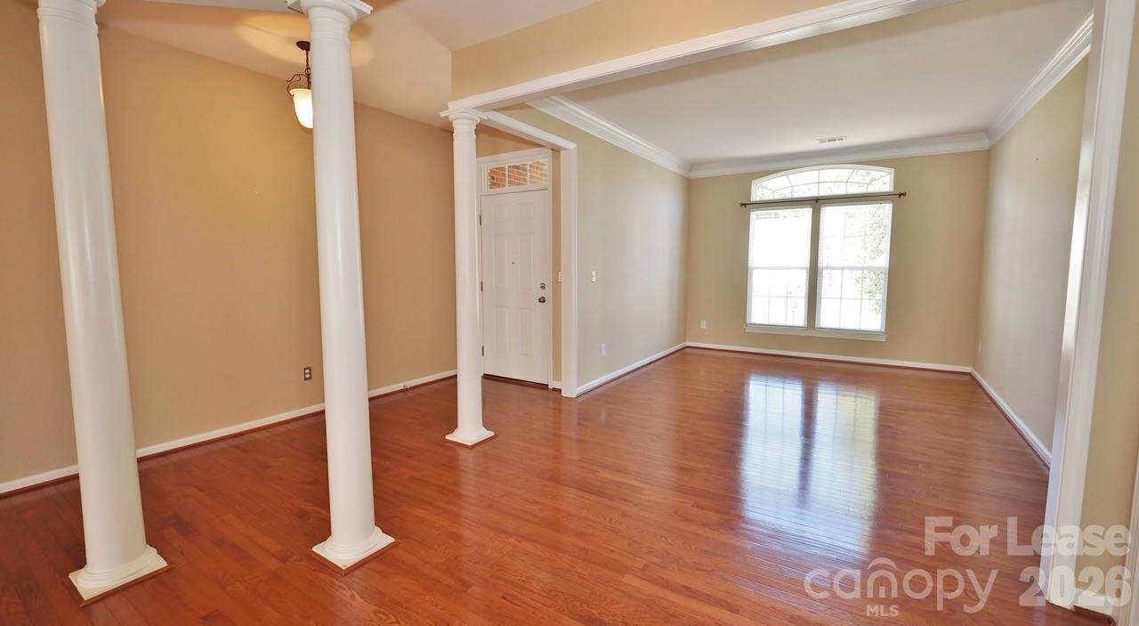 6860 Lakecrest Court