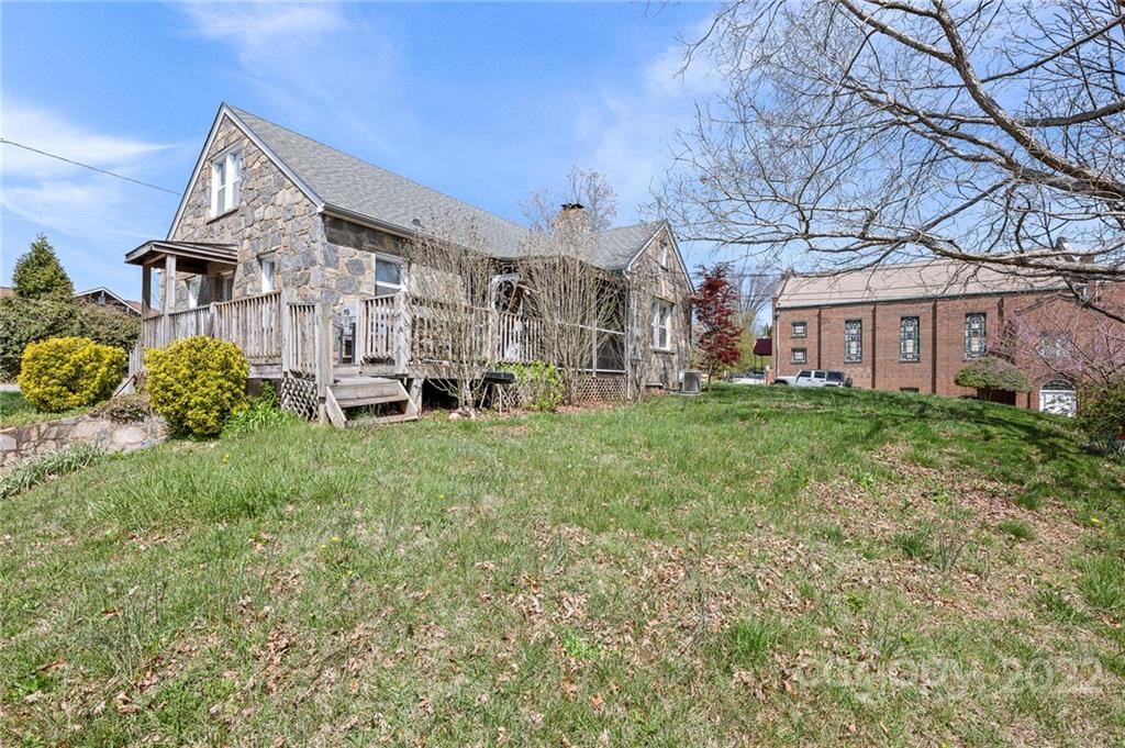 Main image without alt text