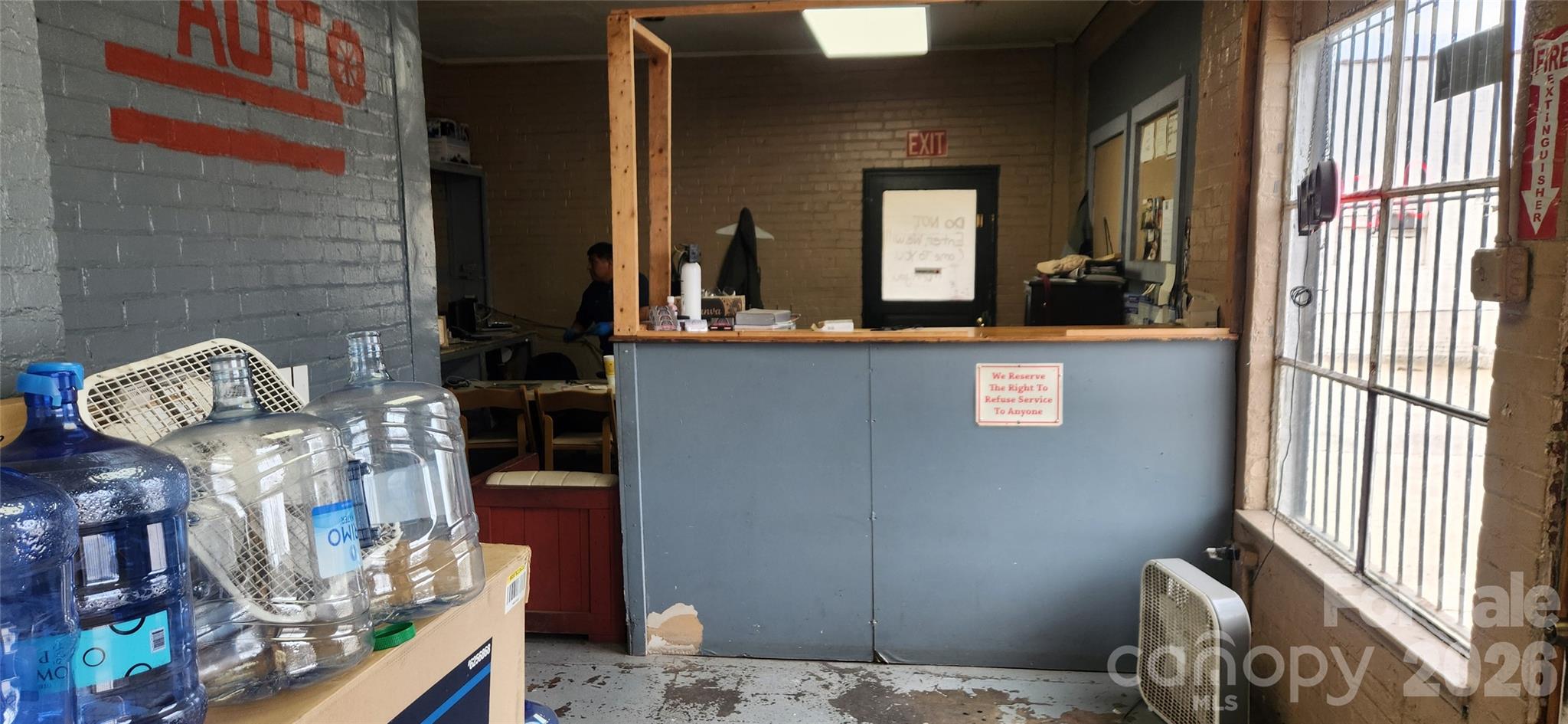 Main image without alt text