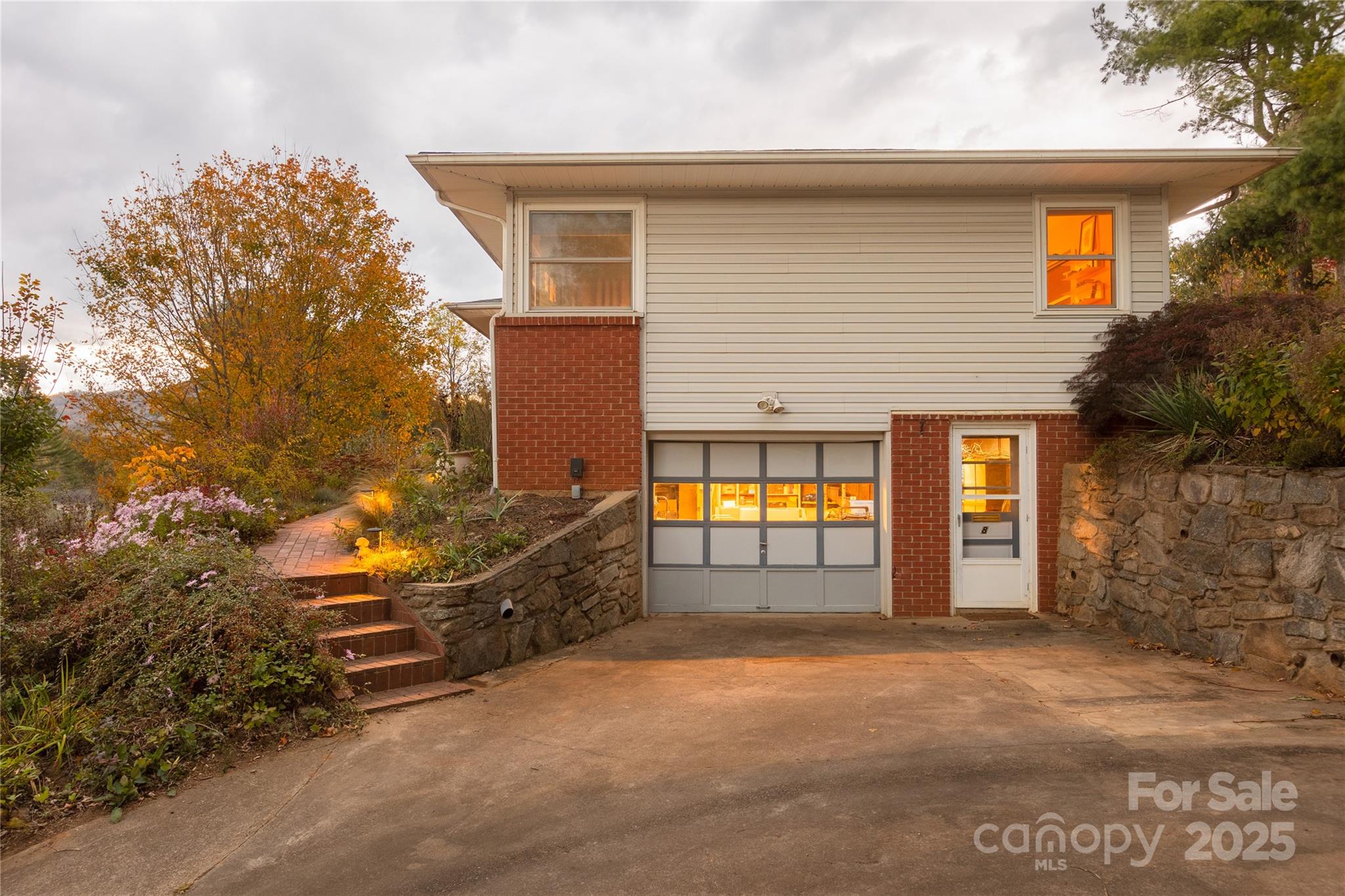 8 W Haywood Drive