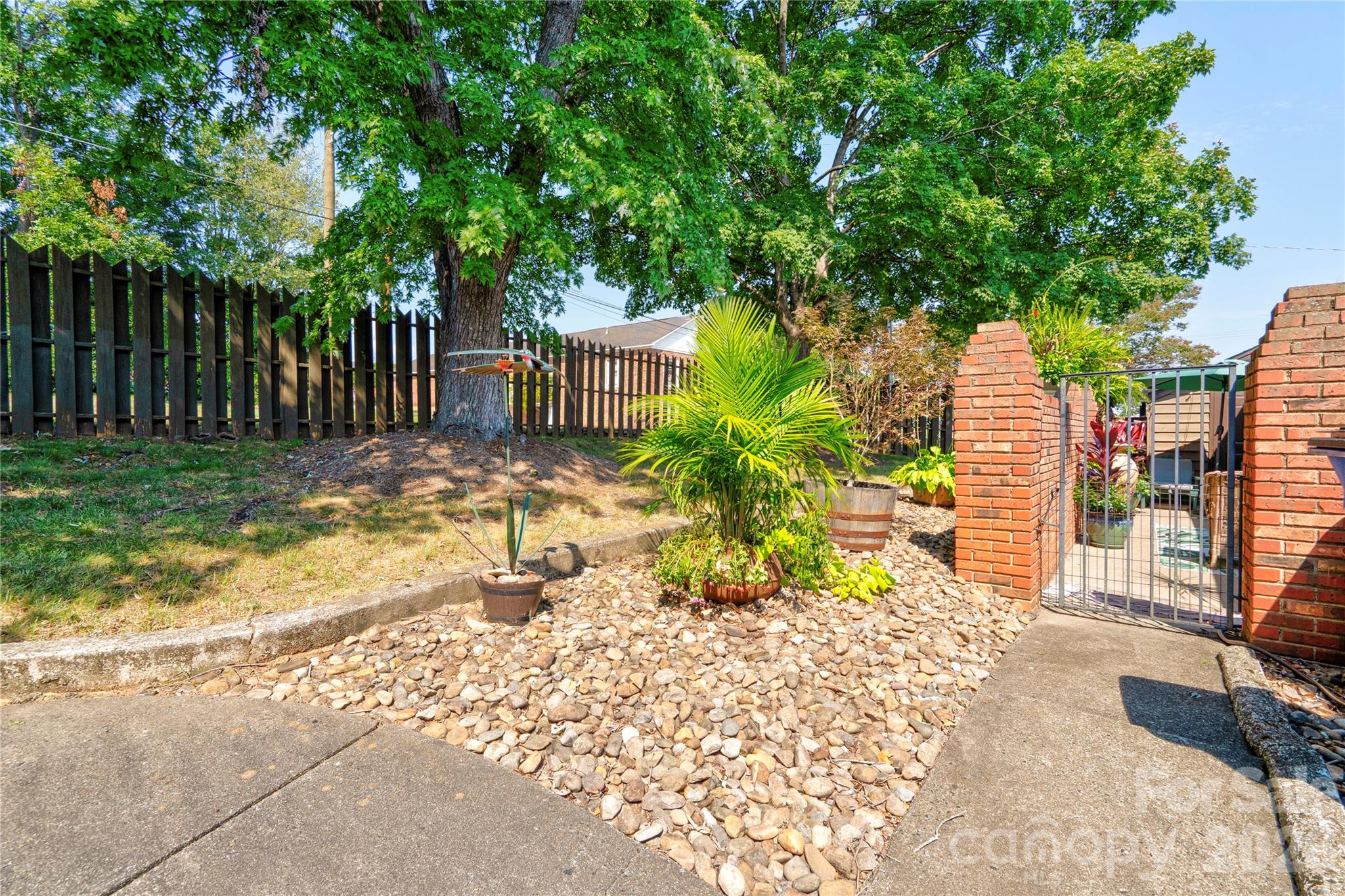 301 Pinkney Street 1