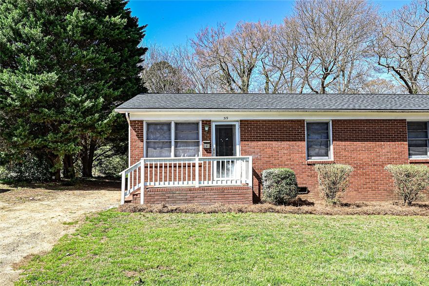 319 Hamilton Drive Northeast - 1, Concord, NC 28025

Come view this newly renovated Duplex in Concord, Grant Easy Access to All Growing Parts of Concord and Surrounding Areas! 

This 2Br 1Ba Duplex features:

*New custom kitchen cabinets!
*New Countertops!
* New Luxury Vinyl Plank Flooring 
* New Stainless steel Appliances 
* Central Heat & Air 
* New Light Fixtures 
* Freshly Painted Walls Throughout
*Washer & Dryer connections

This Lavish Duplex is located near many local restaurants and shopping centers.