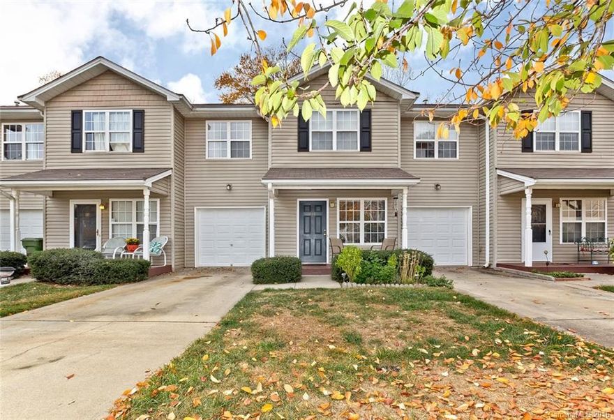Charming home in great community! Perfect for first time home buyer or anyone looking for easy maintenance living! Seller is offering a home warranty (up to $500) making this the perfect worry free home. Schedule  a showing today, will sell quickly at this price!