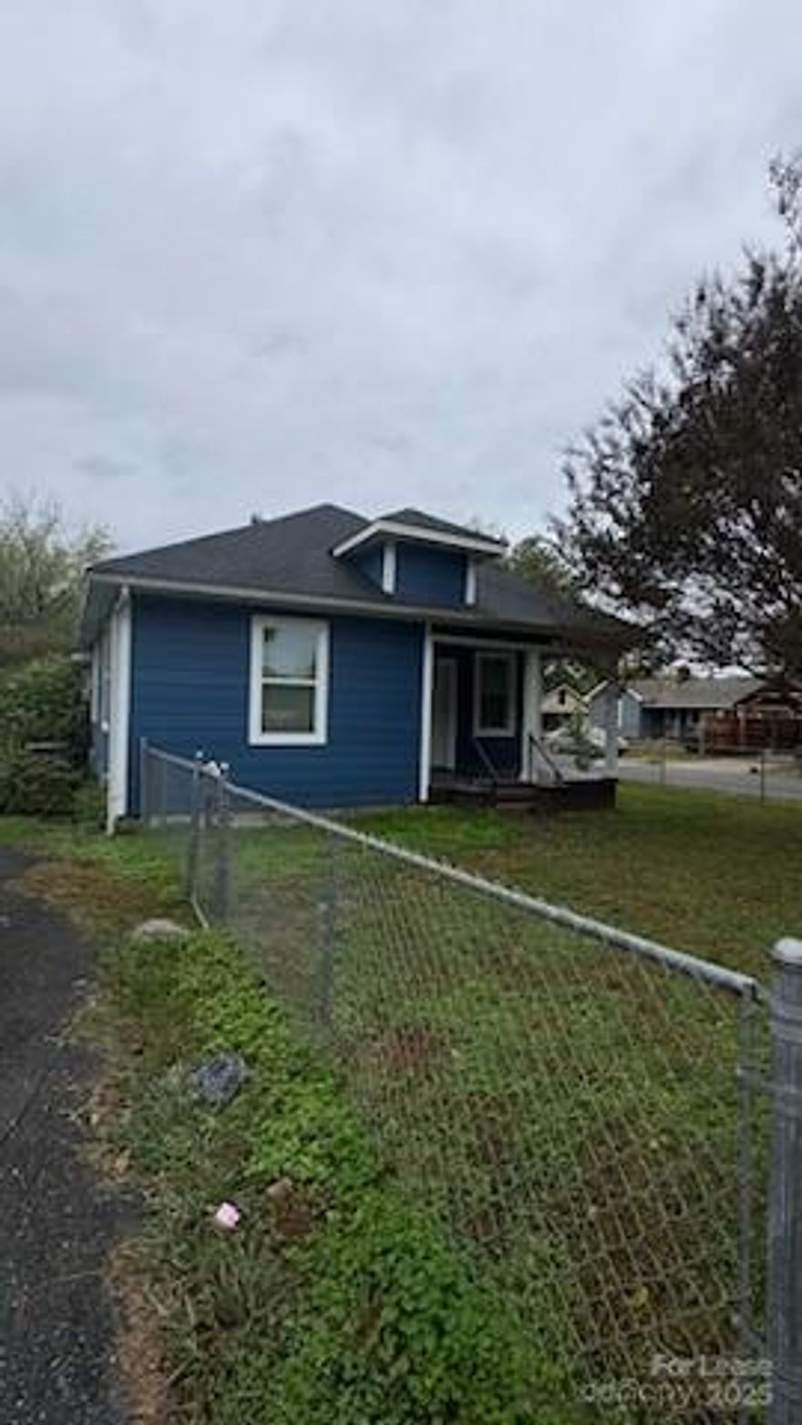 Charming 3-bedroom, 1-bath home in Gastonia, NC, featuring approximately 1,120 sq ft of living space on a spacious lot. This inviting residence offers a comfortable living room, functional kitchen, and bright, airy bedrooms with plenty of natural light. Enjoy the large yard, perfect for outdoor activities, gardening, or relaxing. Conveniently located near shopping, schools, and major routes.