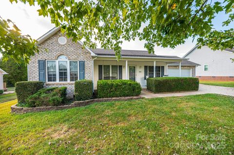 Photo of 1462 Farmington Hills Drive, Conover, NC 28613 (MLS # 4305156)