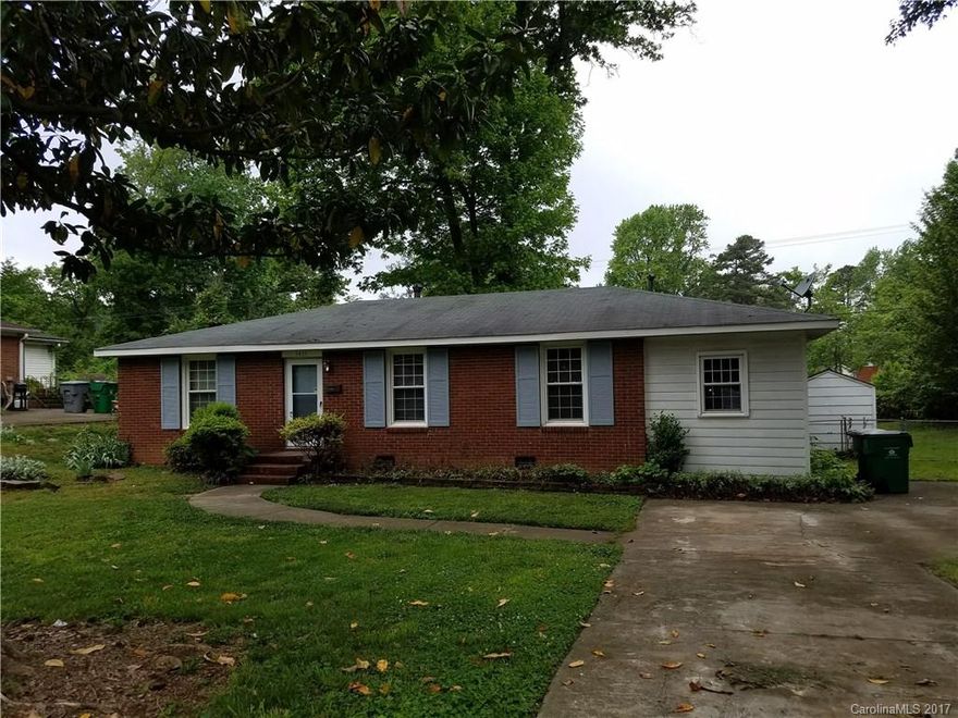 BRICK 3 BEDROOM - 1.5 BATH RANCH HOME IN WINDSOR PARK NEIGHBORHOOD.  HOUSE HAS GAS HEAT AND CENTRAL AIR, HARDWOOD FLOORS THROUGHOUT THE HOUSE, LARGE LIVING ROOM, DINING ROOM, AND BONUS ROOM IDEAL FOR REC. ROOM. RECENTLY UPDATED KITCHEN HAS RANGE, REFRIGERATOR, DISHWASHER, AND KITCHEN CABINETS IN GREAT CONDITION.  WASHER/DRYER LOCATIONS IN UTILITY ROOM OFF REC ROOM. SPACIOUS REAR YARD WITH STORAGE BUILDING AND SCREENED GAZEBO. HOUSE IS AT THE CORNER OF SUDBURY & EDSEL. **SORRY NOT PETS ALLOWED**