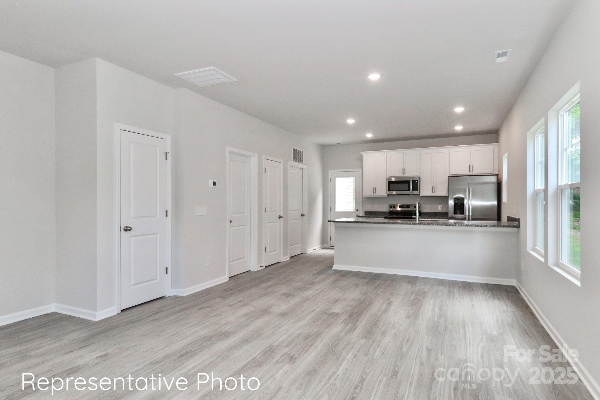 409 W Iredell Avenue