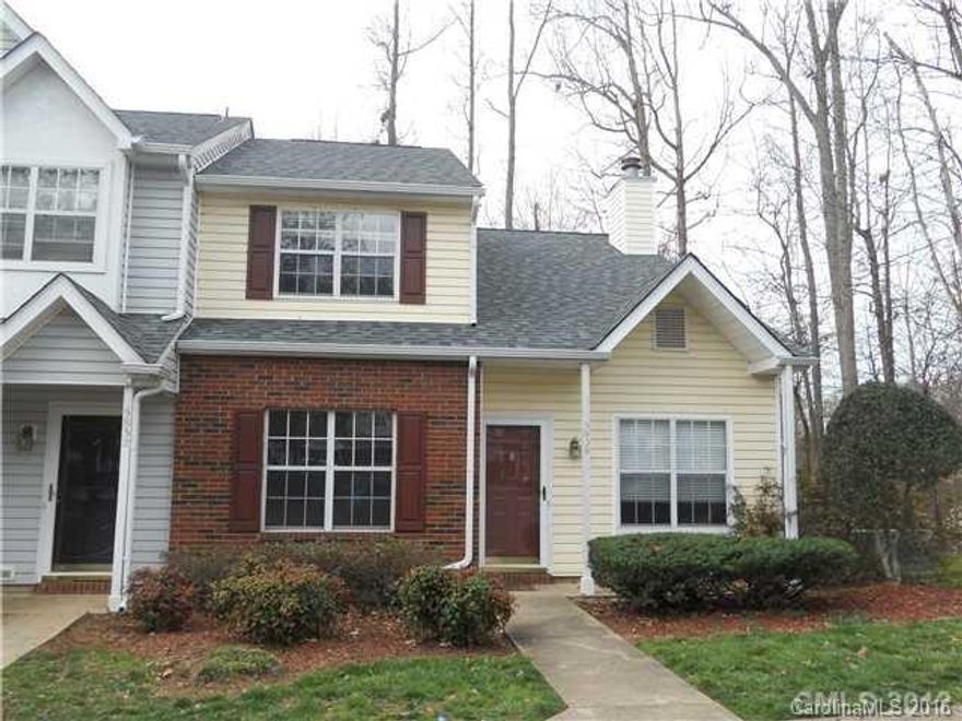 NICE TOWNHOME END UNIT IN CUL-DE-SAC. TWO MASTER BEDROOMS AND GUEST BEDROOM. VAULTED CEILLING IN GR, FIREPLACE, STUNNING PARQUET FLOORS, GLASS ENCLOSED PATIO/SUNROOM OFF THE KITCHEN! PRIVATE WOODED BACKYARD OFF DECK AND SUNROOM. BUILT-IN MICROWAVE. CEILING FANS, BLINDS AND REFRIGERATOR. CLOSE TO LOTS OF SHOPPING AND RESTAURANTS. MINUTES TO I77, 85 AND UNIVERSITY.
HOMEOWNER ONLY WANTS A NINE MONTH LEASE TERM. WILL CONSIDER MONTH TO MONTH AFTER.