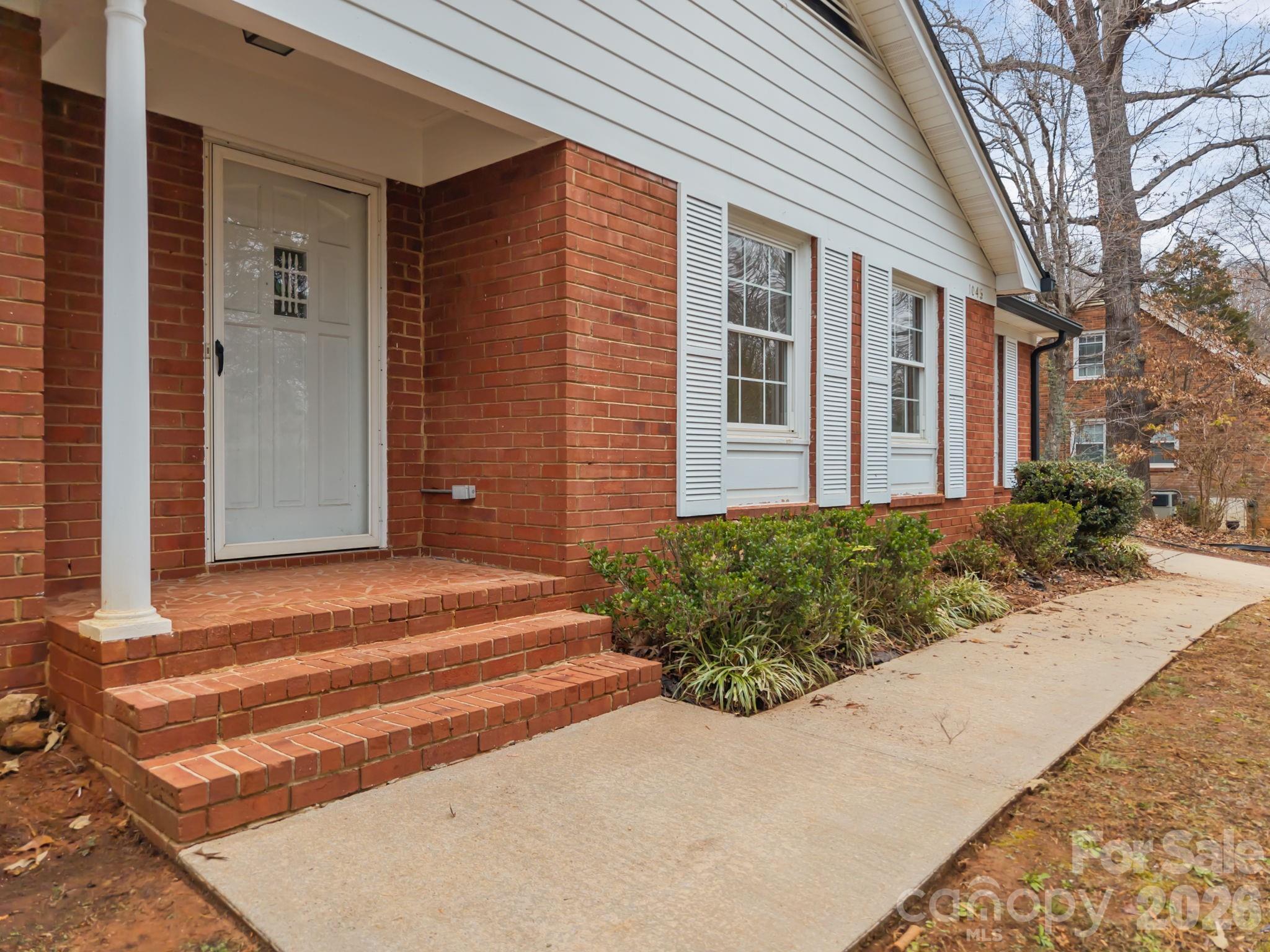 1045 S Magnolia Street